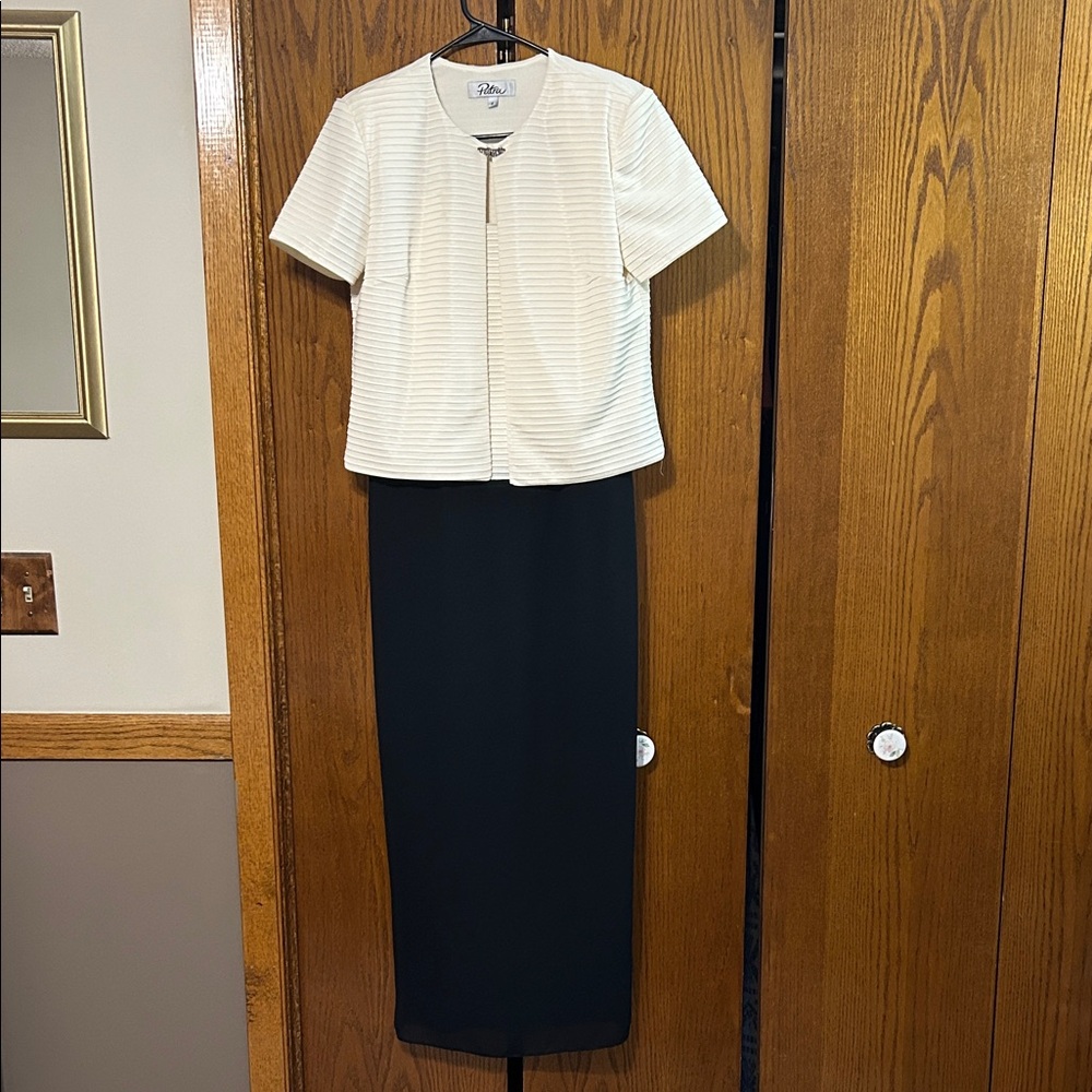 Beautiful ivory Cream & Black special occasion dress  size 8